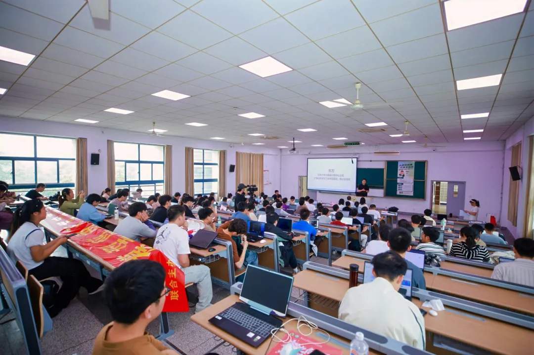 “大模型应用开发实训营”课堂现场集锦.jpg