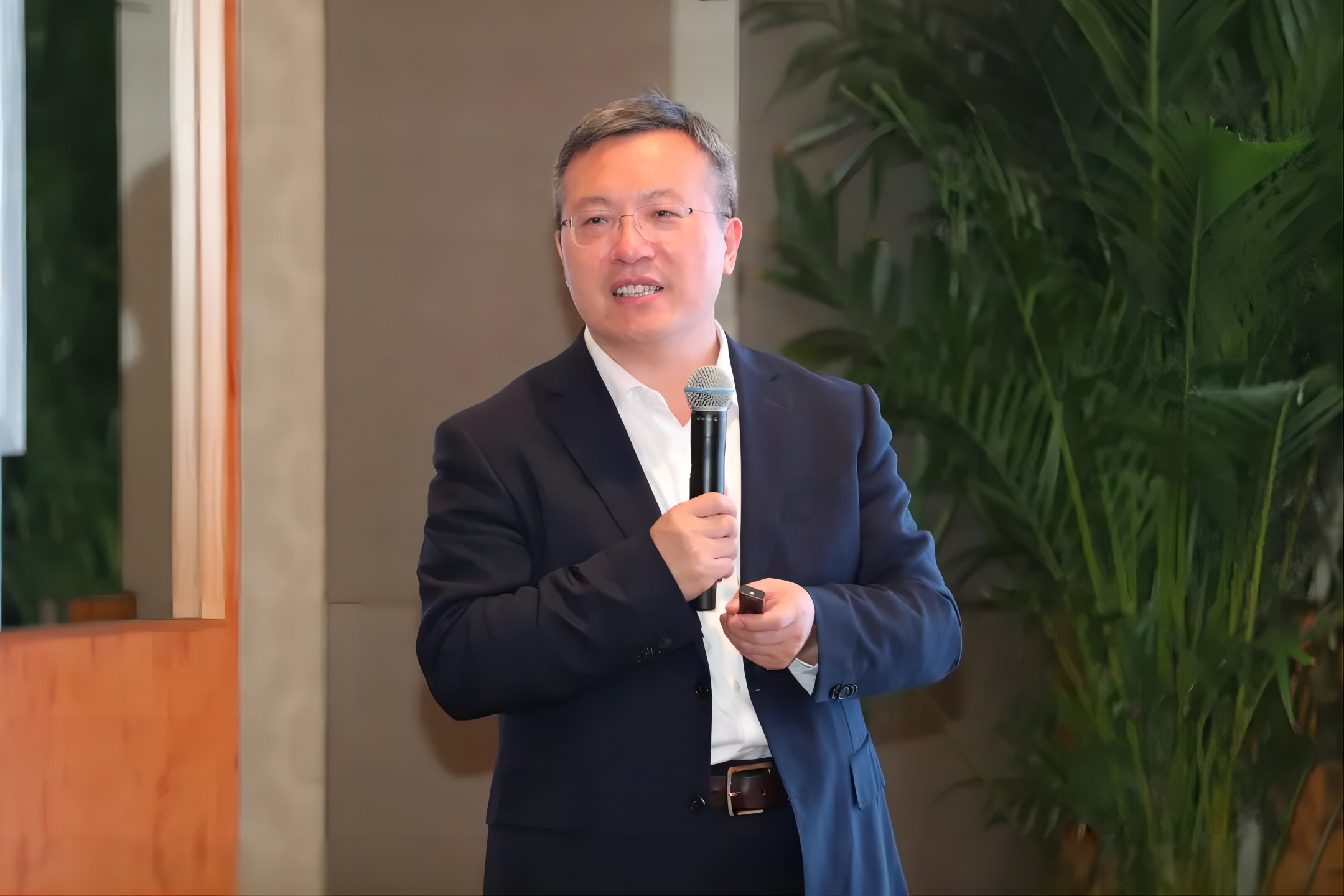 清华大学全球产业研究院副院长李东红