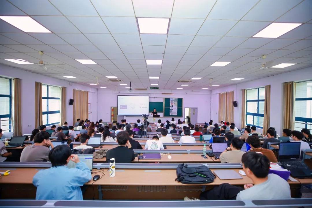 “人、知识、产业”深度融合协同网络高校实践AI教育.jpg